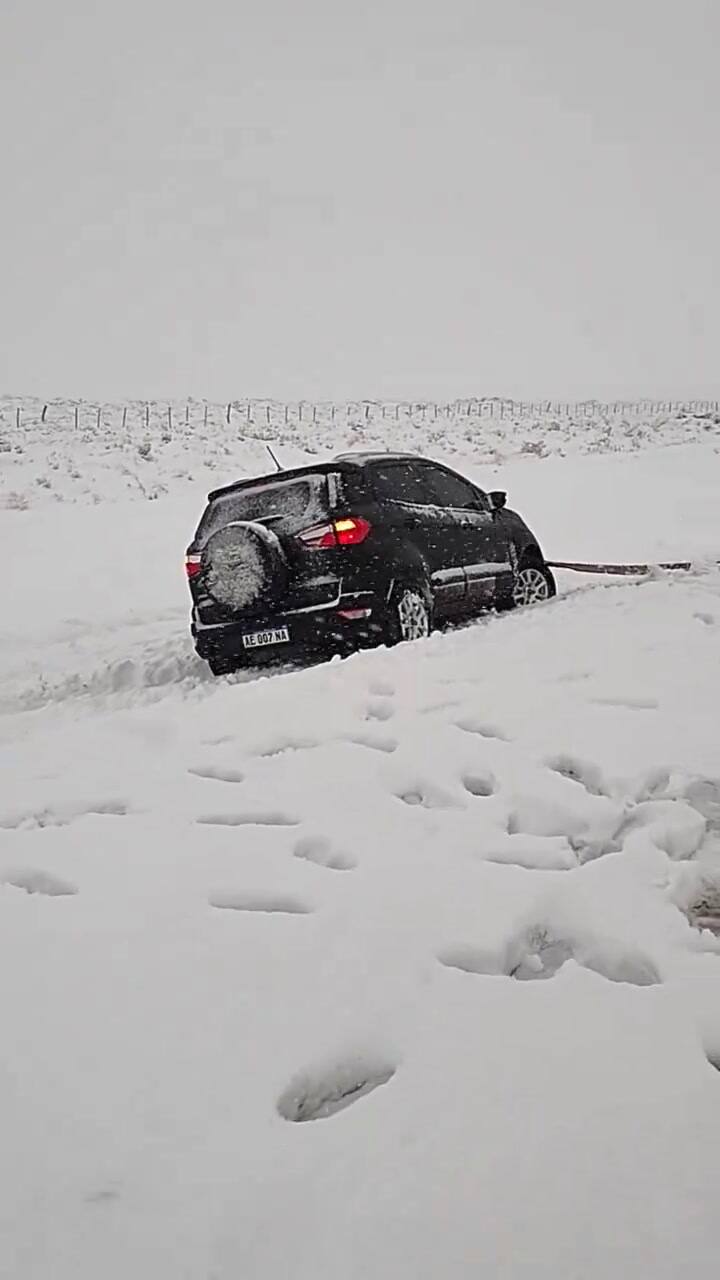 Los usuarios de las redes reportan varios derrapes en ruta 22 saliendo de Zapala en medio del temporal de nieve