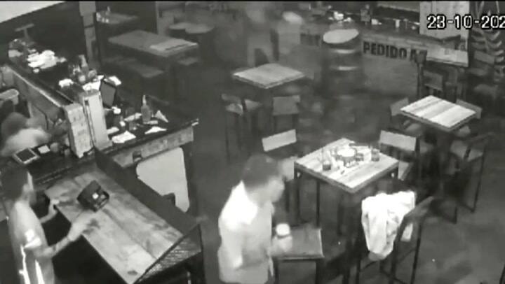 El video del hombre que entró a los tiros a un bar en Salta