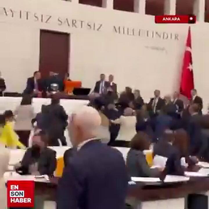 Batalla campal en el parlamento de turquía
