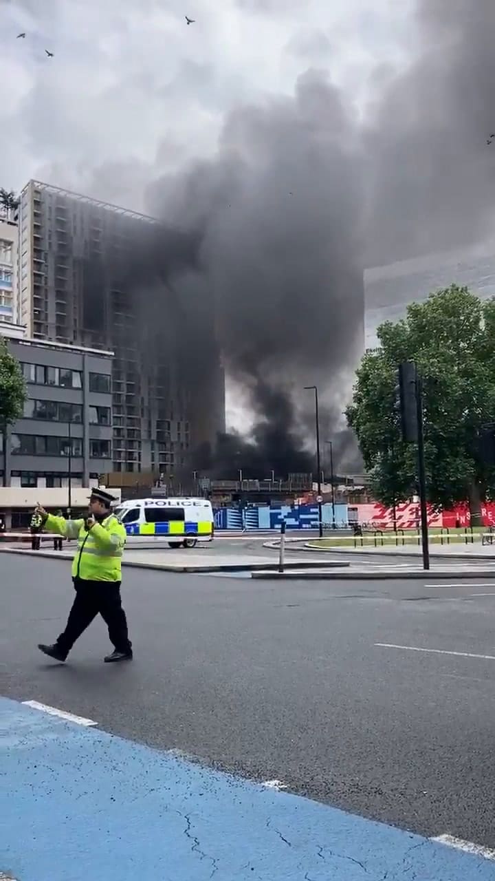 Explosión en Londres: la policía resguardó la zona del incendio - Fuente: Twitter