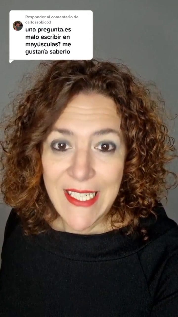 ¿Cuál es el significado de escribir en mayúsculas en Internet?