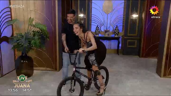 Juana Viale se subio a la bicicleta de El Maligno