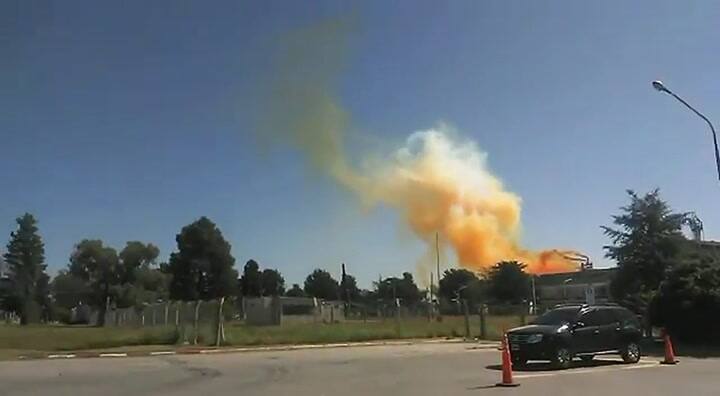 En Río Tercero se vio una columna de humo naranja por la fuga de ácido nítrico