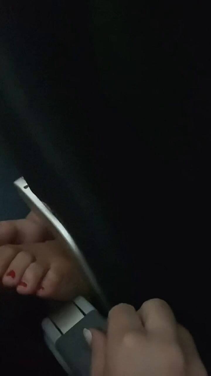 La pasajera tuvo que tomar medidas drásticas para que su viaje fuera cómodo