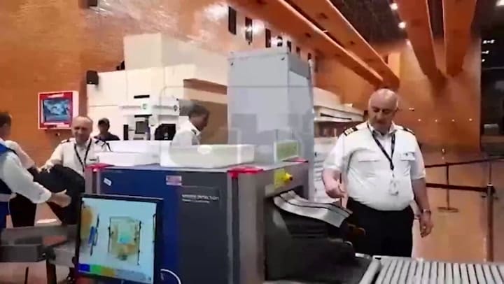 Los tripulantes del avión de Emtrasur, en su llegada a Paraguay, en mayo