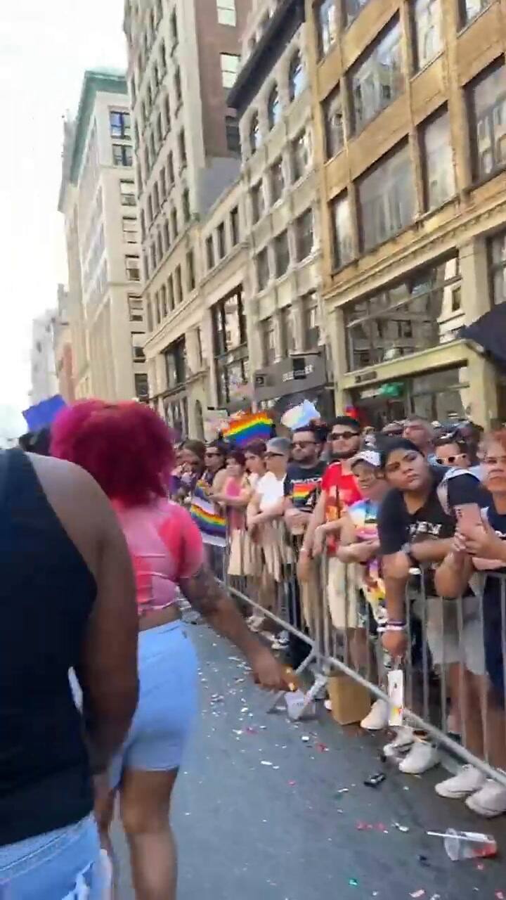 Tiktoker argentina acude al desfile del orgullo LGBT en Nueva York