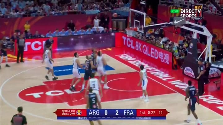 Rebote de Scola y doble y falta tras un costa a costa