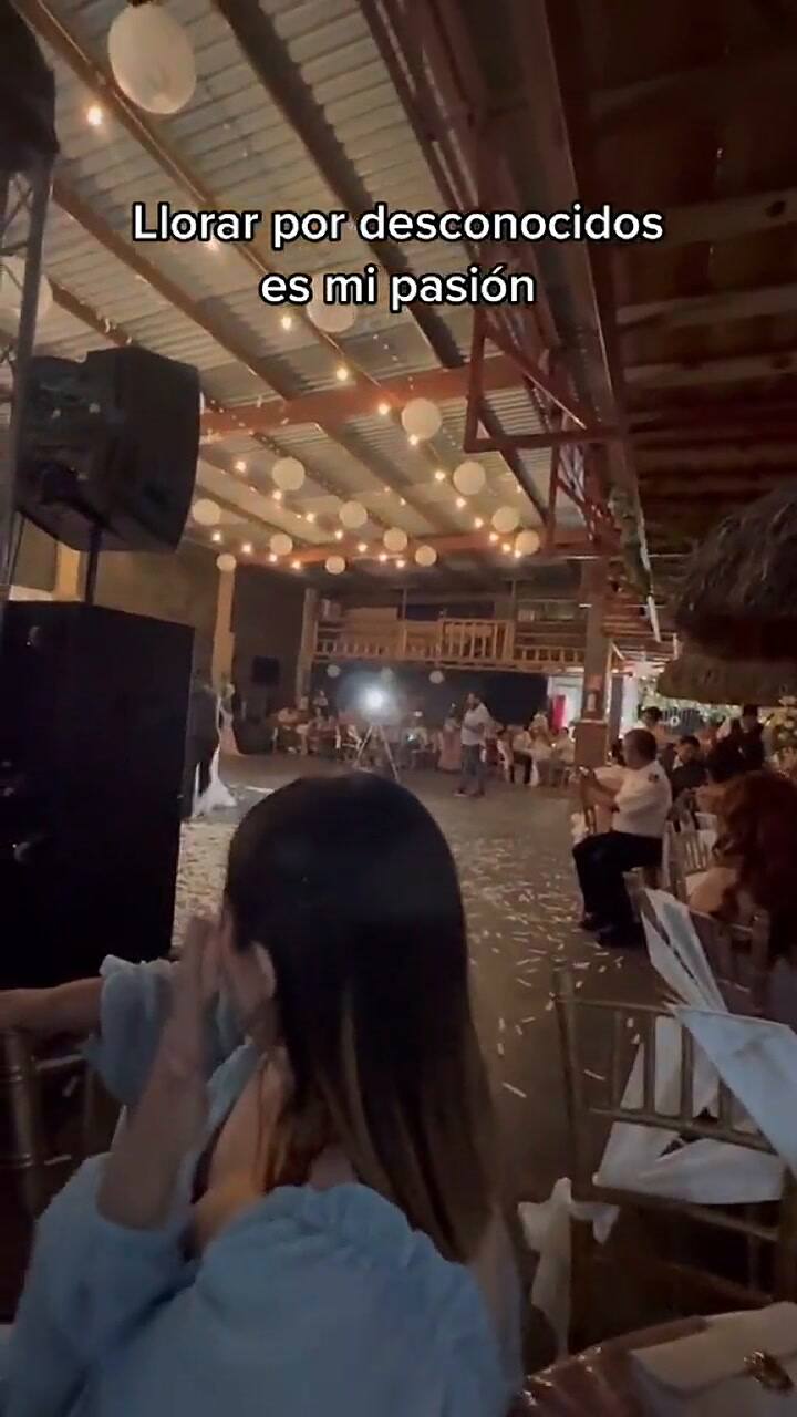 Una pareja se equivocó de fiesta y decidió aprovechar la oportunidad