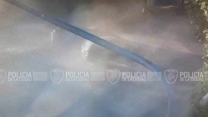 Dos autos se rozaron en Villa Soldati, volcaron sobre un bulevar y quedaron dados vuelta