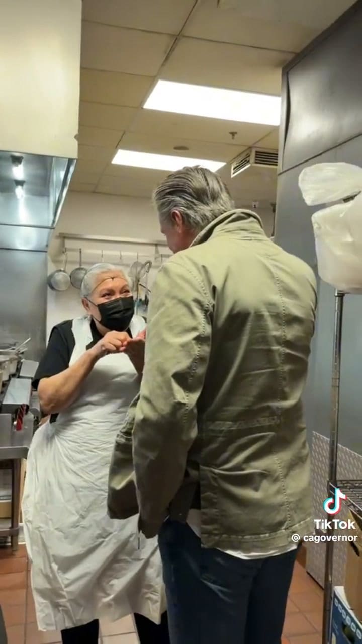 Newsom se reune con líderes comunitarios migrantes y vuelve a guiñar a Bad Bunny