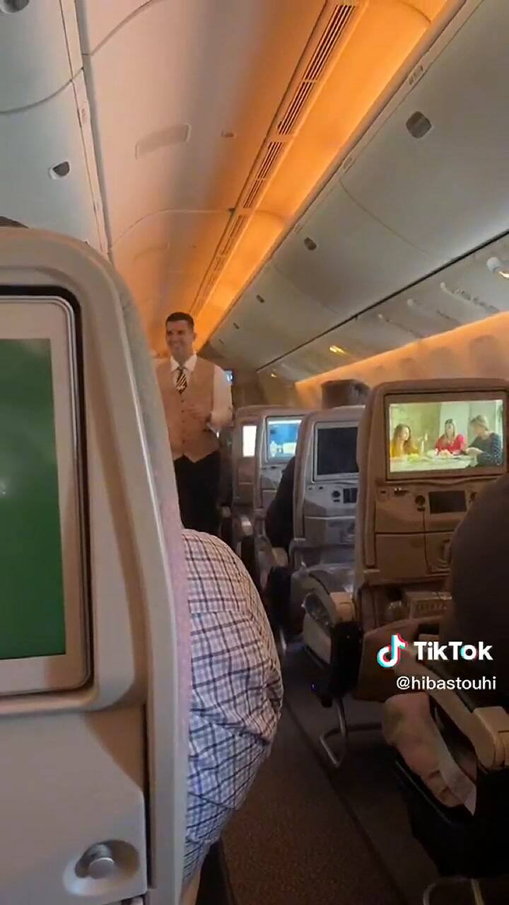 Tiktoker termina enamorada de un azafato, pero su respuesta la sorprendió