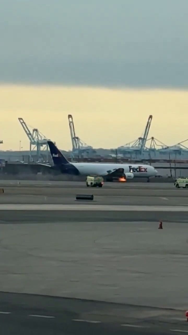 Momento en el que el avion en llamas aterriza en el aeropuerto