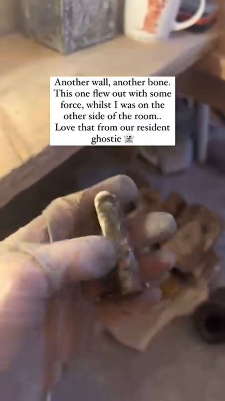 Compró una casa del 1580 y halló entre los muros huesos