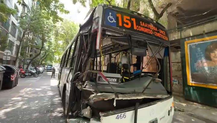 CABA: choque entre dos colectivos urbanos