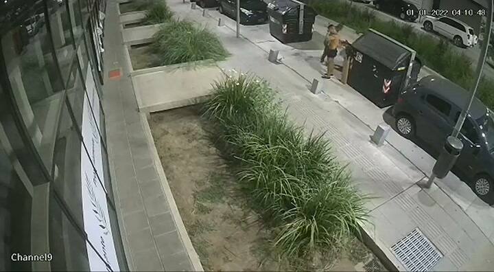 El momento en el que el policía le pone la pistola en la cabeza a un hombre en situación de calle