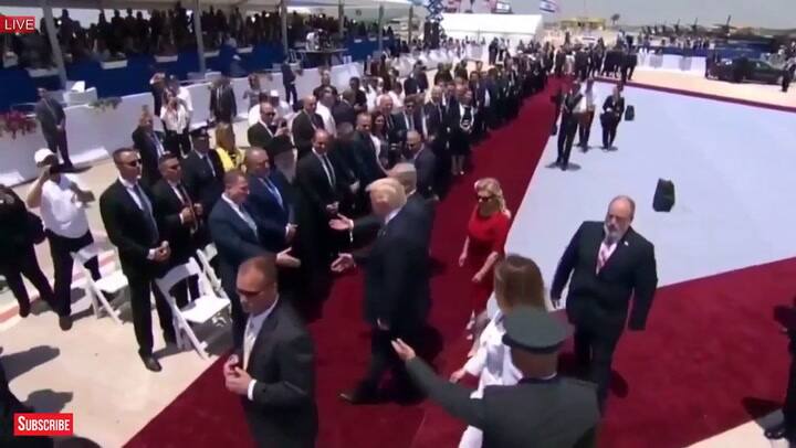 Melania se negó a caminar de la mano con Donald Trump