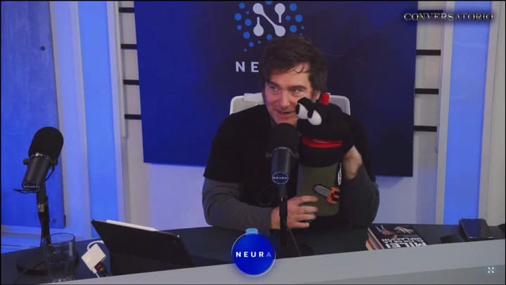 El desopilante momento de Javier Milei con una marioneta