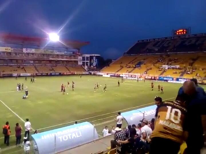 Impresionante mosaico amarillo de los hinchas de Dorados para el debut de Maradona - Fuente: Twitter