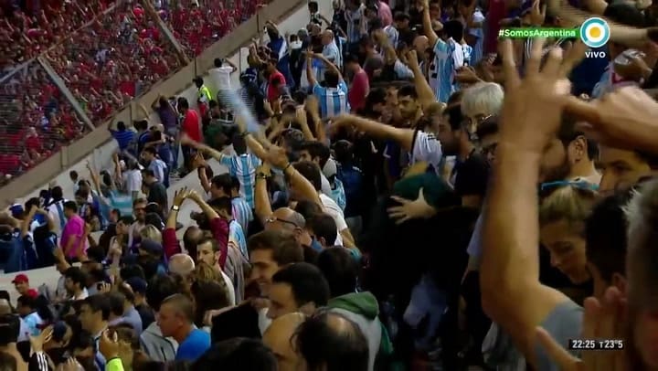 El encontronazo de Messi con los árbitros al final del partido