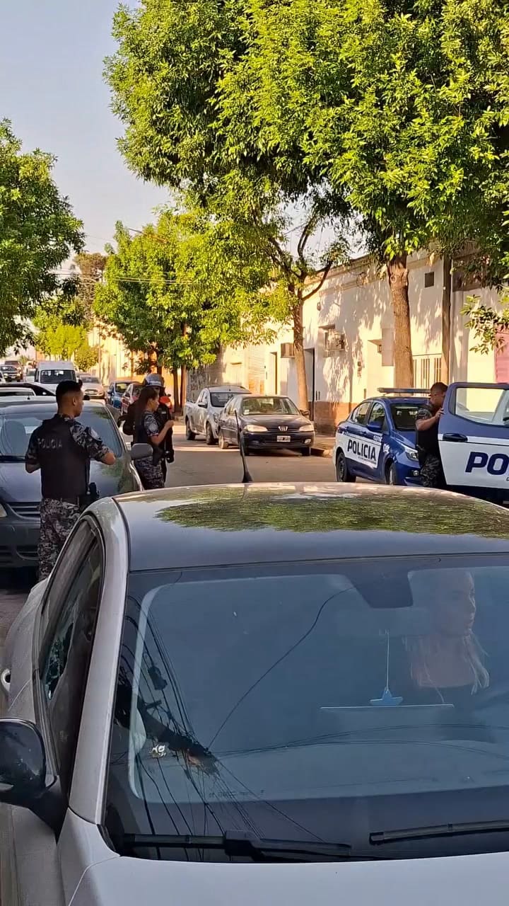 Video viral: así reaccionó cuando encontró un auto en su cochera