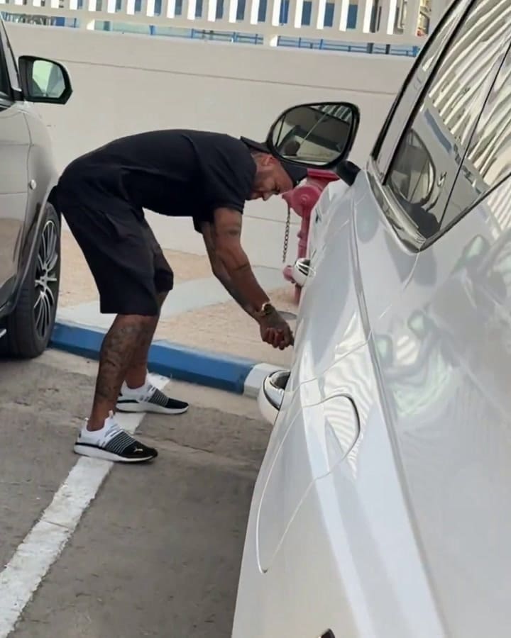 Neymar le pinchó las ruedas del auto a Renan Lodi