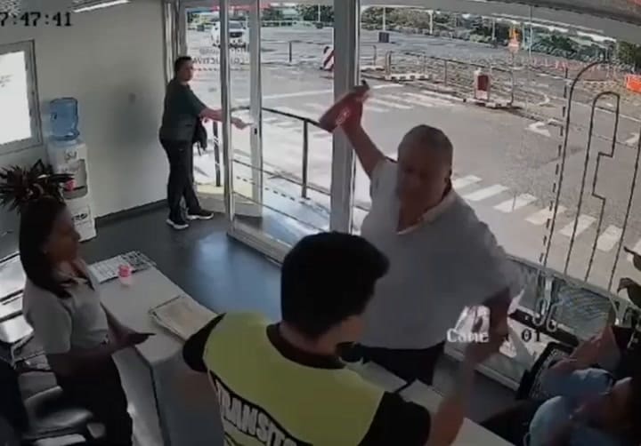 Misiones. Un periodista atacó con un matafuego a tres agentes cuando no pudo renovar el registro