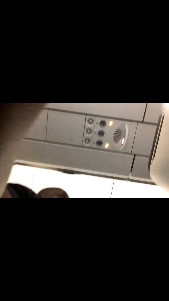 Expulsan a papá del vuelo de Frontier por sostener a su hija antes del despegue