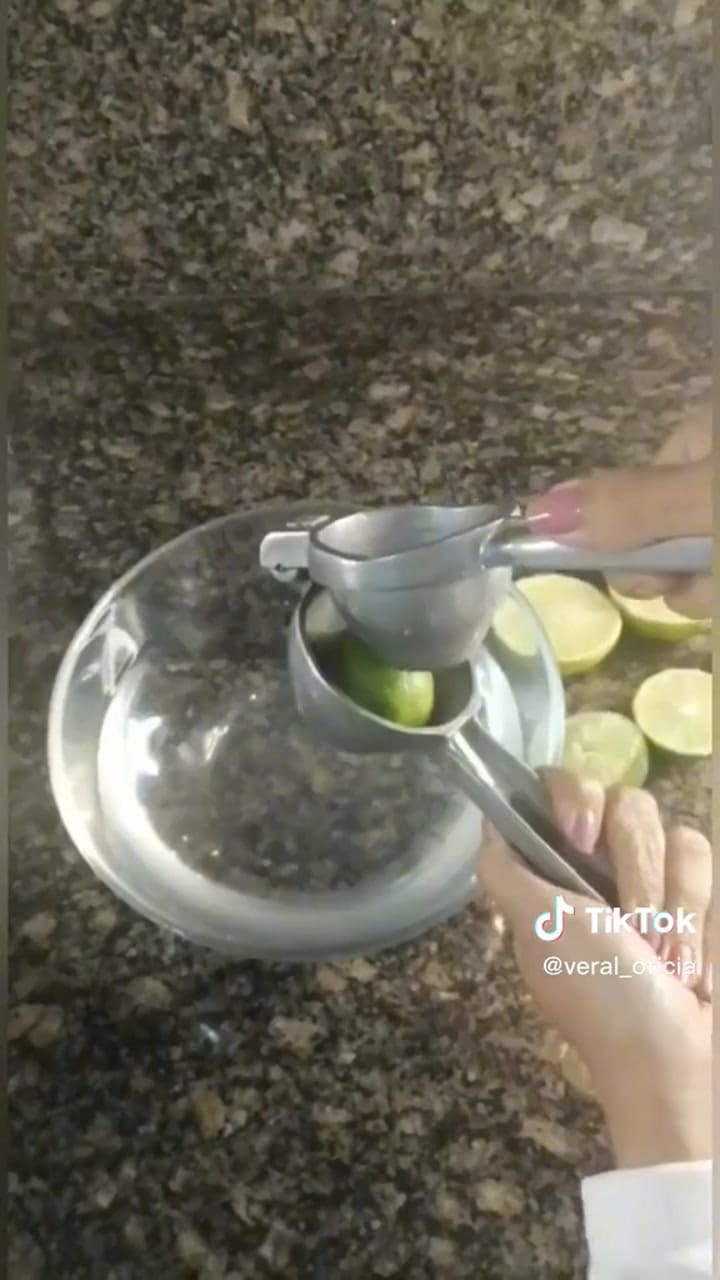 El truco casero a base de sal fina para limpiar el inodoro