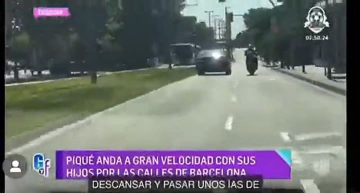 Un periodista español reveló imágenes de Gerard Piqué manejando a gran velocidad por Barcelona.