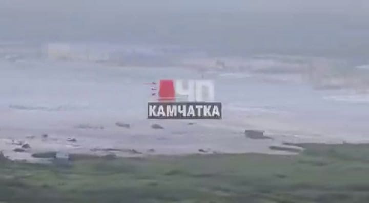 Rusya'nın Kamçatka Yarımadası kıyıları, depremden birkaç dakika sonra ilk tsunami dalgasını yaşadı.
