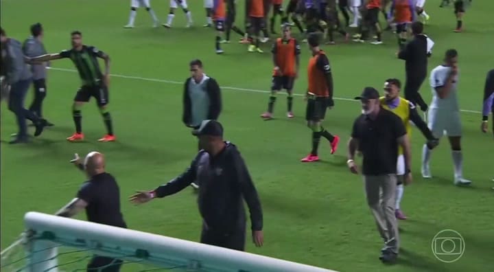 El momento donde el DT de América Mineiro lo trató de "enano" a Jorge Sampaoli