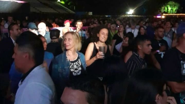 Karina Milei en el recital de Ulises Bueno