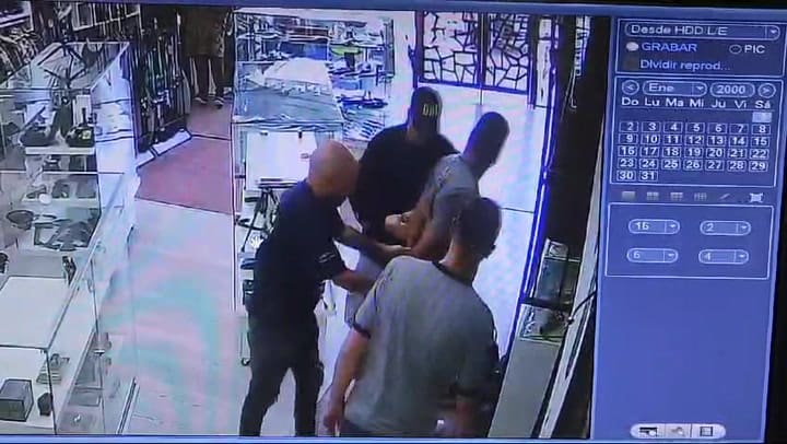 Detuvieron a un oficial de la Policía de la Ciudad por robar armas no letales