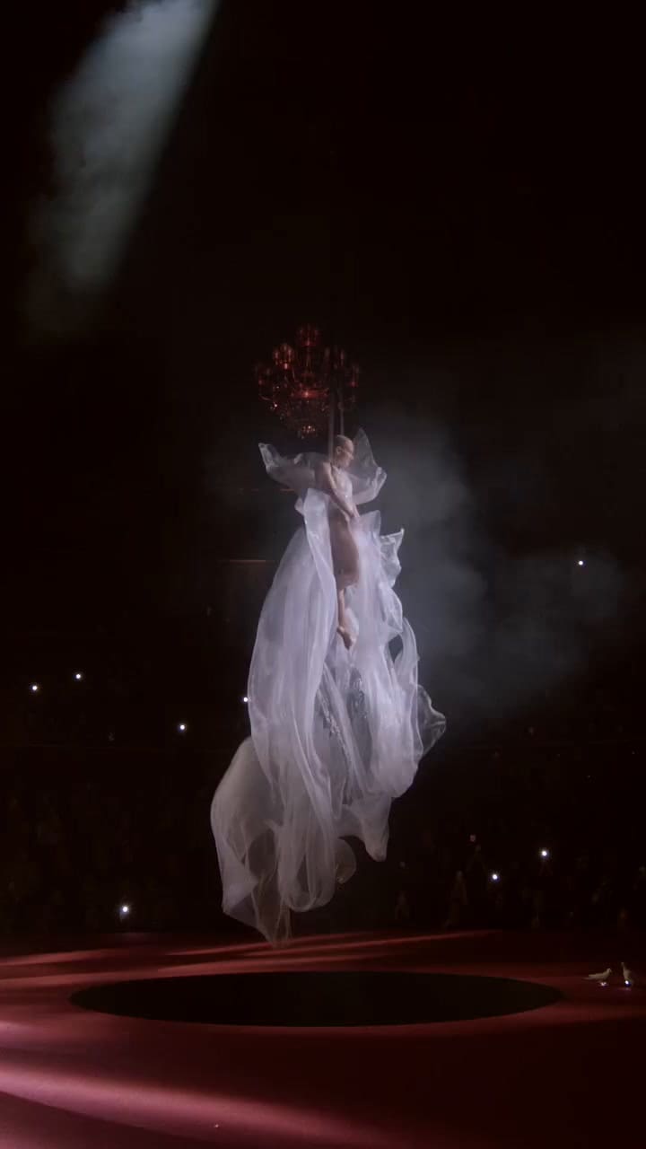 La reconocida acróbata Natalia Egorova Bouglione sorprendió a los presentes con una coreografía de impacto, en la que se elevaba por los aires