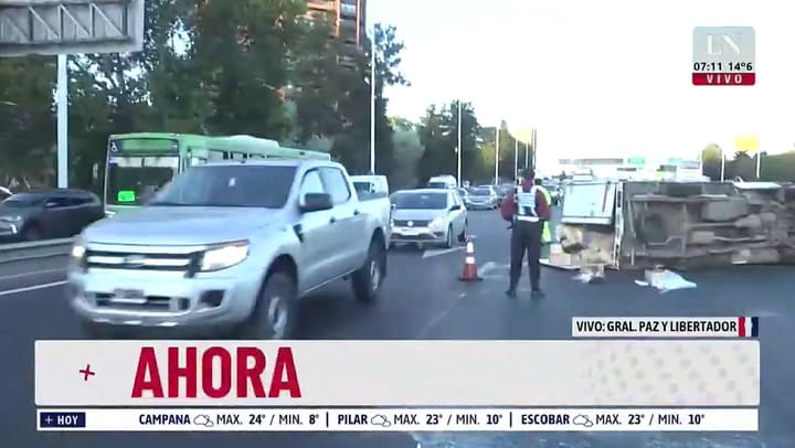 Volcó un camión en General Paz u avenida Del Libertador y generó demoras de 5 km