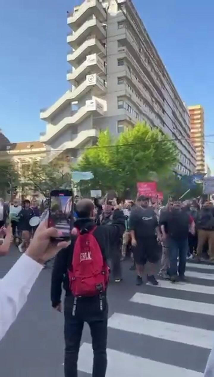 Agresiones e insultos en una actividad de libertarios en La Plata