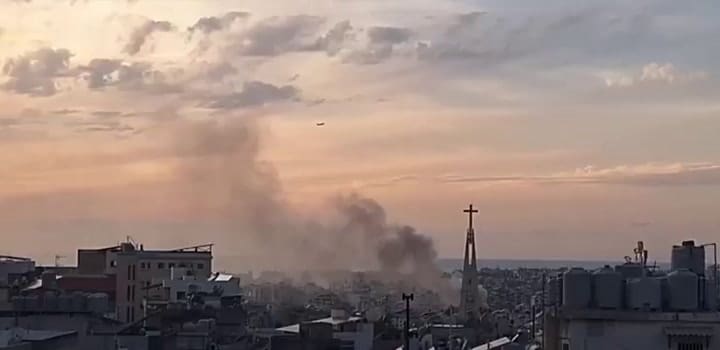 El despegue de un avión desde Beirut mientras el humo tapaba los edificios en la capital libanesa