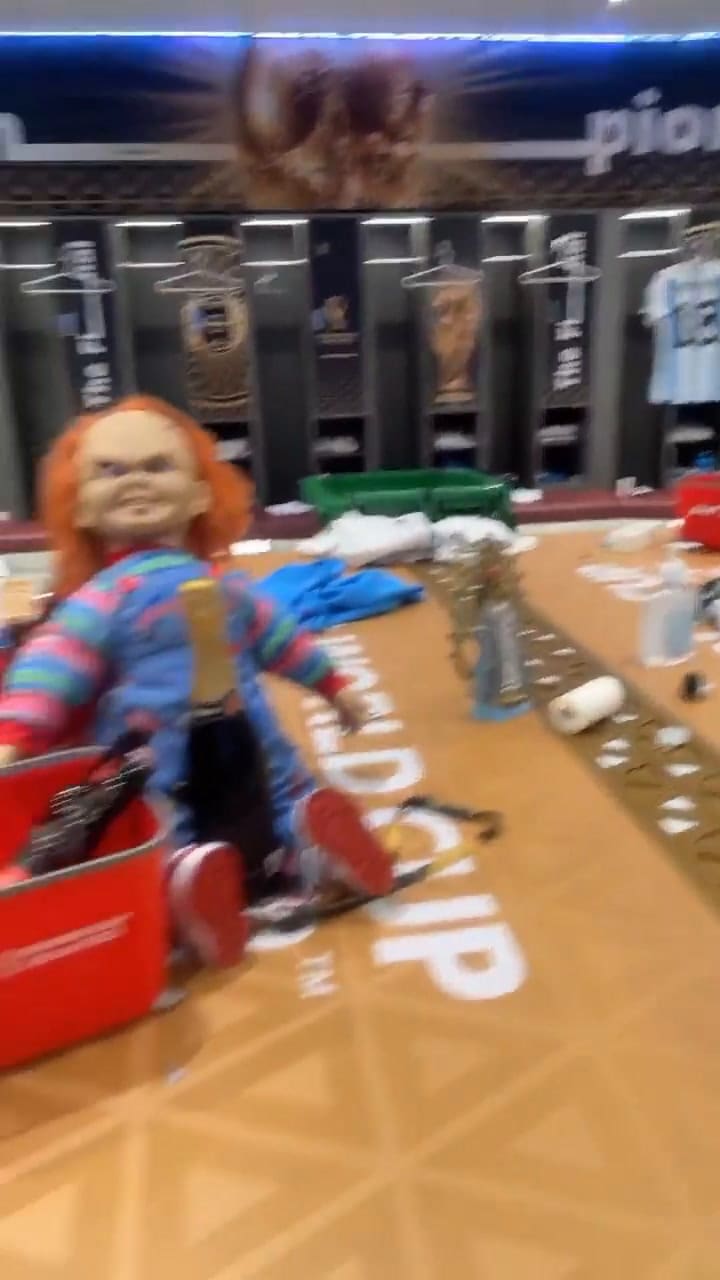 El video que muestra al muñeco de Chucky en el vestuario (Instagram @nico.pe)