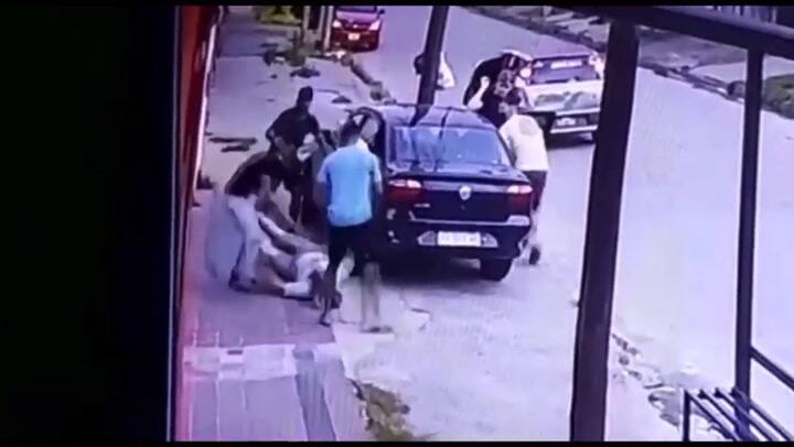 Le rompieron la mandíbula a un jubilado para robarle