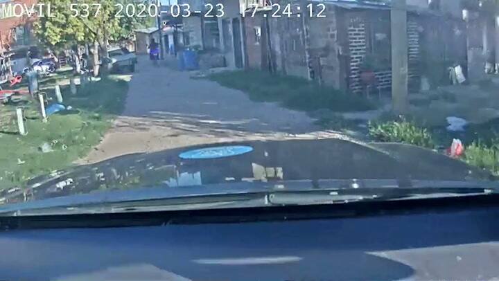 En plena cuarentena, detienen a cuatro hombres x comer un asado en una plaza