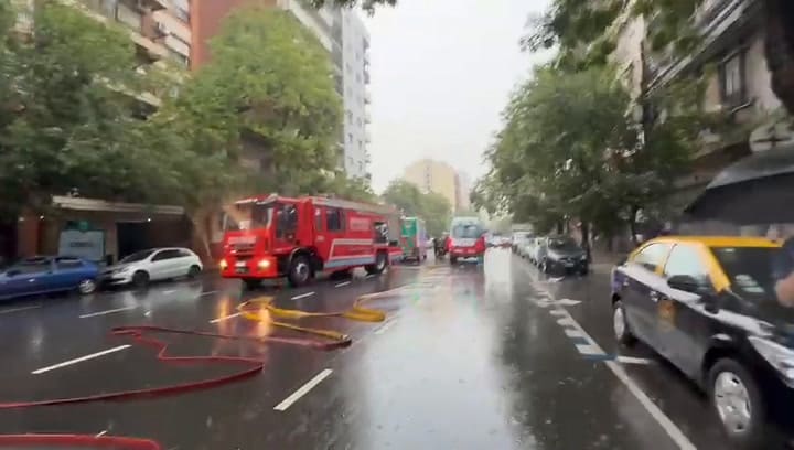 Un árbol cayó durante la tormenta, aplastó varios autos y hay tres heridos