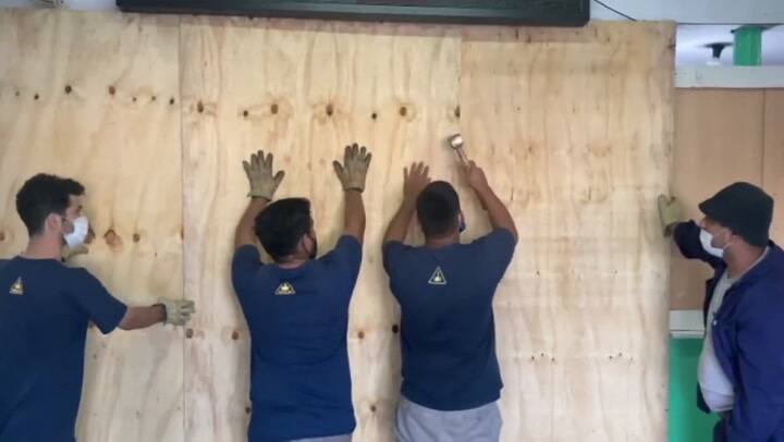 Operativo: tapian dos locales por venta de celulares robados en Nueva Pompeya