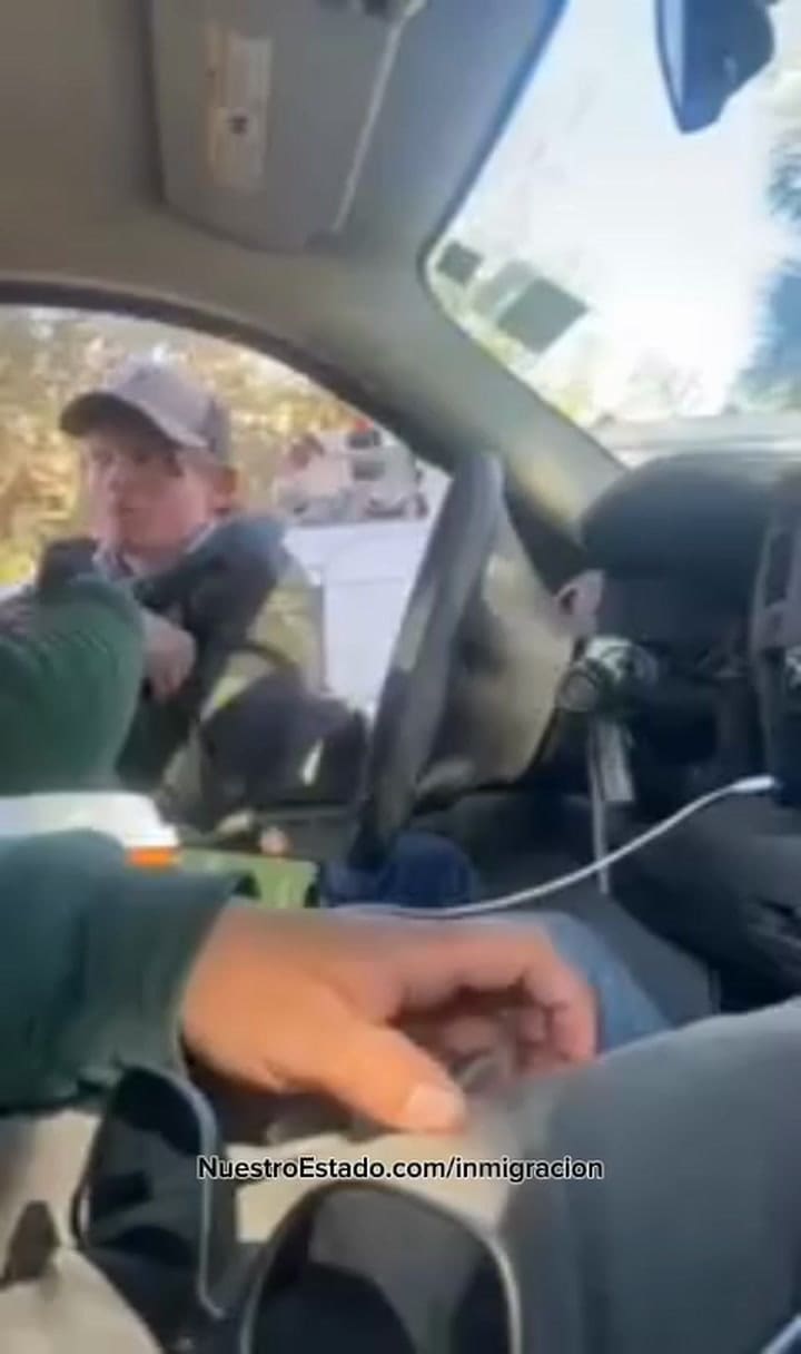 El video muestra al hombre cuando quita las llaves del vehículo y se burla del conductor