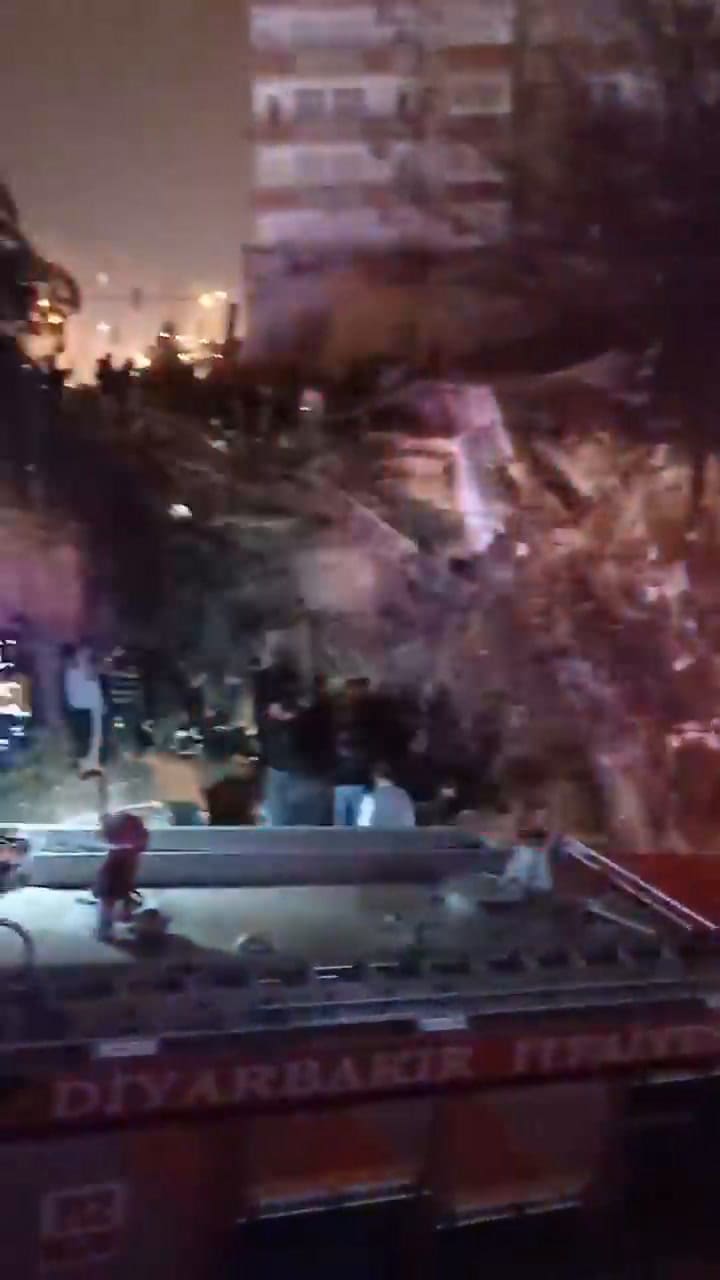 Bomberos asisten a las personas atrapadas en un derrumbe