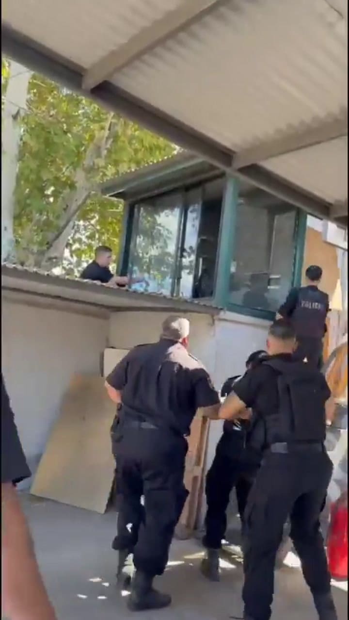 Un hombre se atrincheró y prendió fuego en reclamo por una deuda salarial