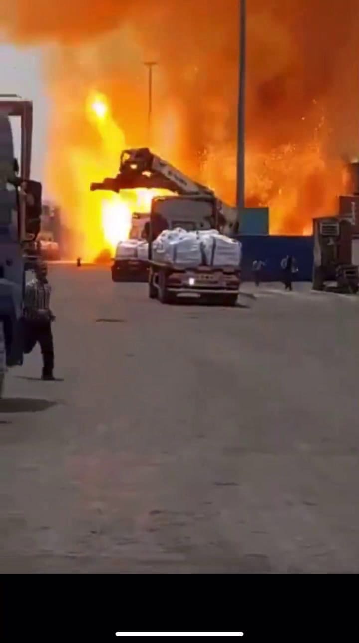 El momento de la explosión en Irán desde la propia planta de combustible