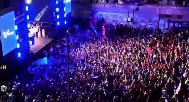 Milei escucha cómo su público insulta a Pullaro en Rosario