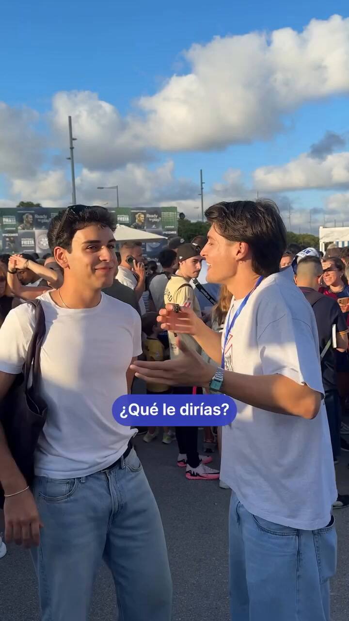 El futbolista español, Pedri, conversa con fanáticos antes del Mundial 2026
