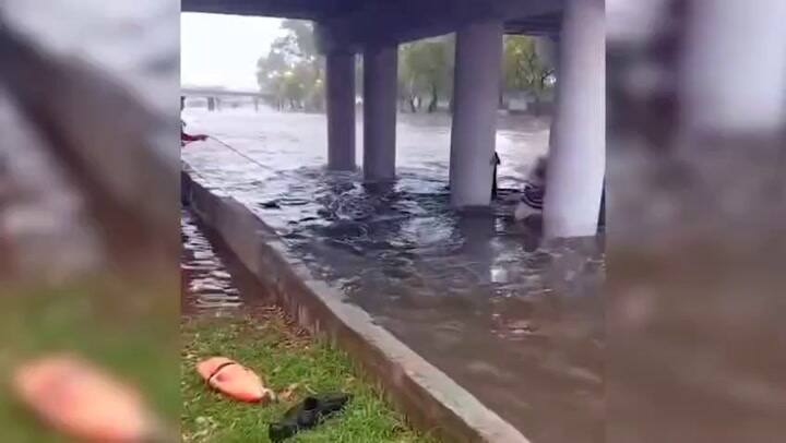 Impactante rescate en Córdoba: un hombre quedó varado bajo el puente 24 de Septiembre por la correntada