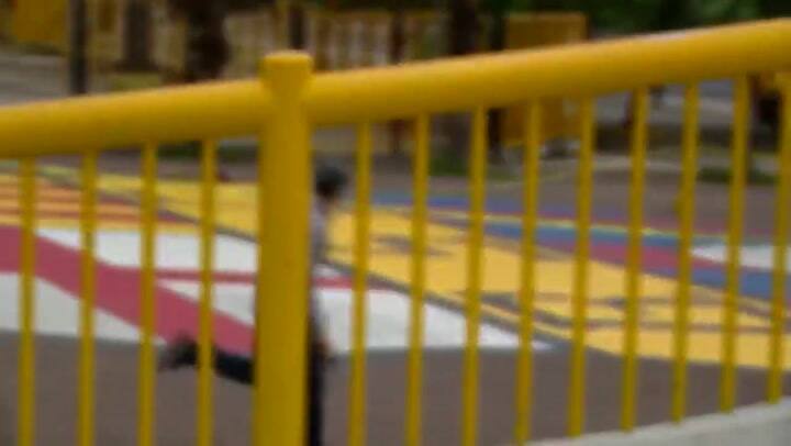 El violento robo a un periodista durante una transmisión - Fuente: Twitter